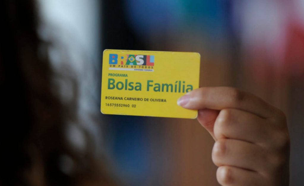 Décimo-terceiro do Bolsa Família subiu no telhado