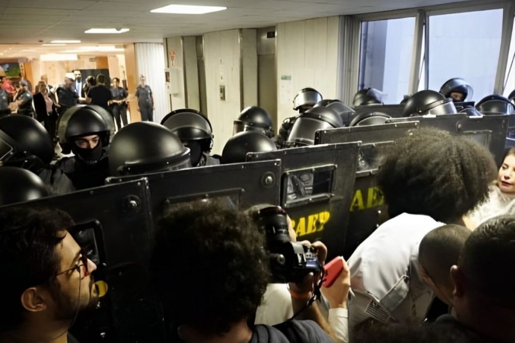 PM agride estudantes que protestavam contra inserção de escolas militares