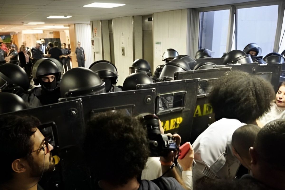 PM agride estudantes que protestavam contra inserção de escolas militares