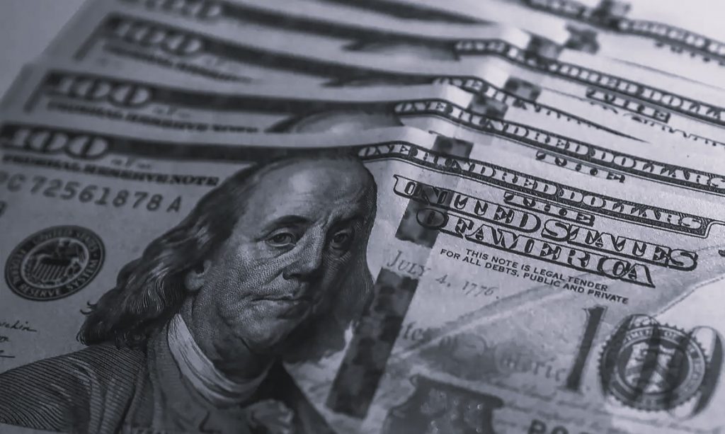 Decisão do Copom reduz dólar e fortalece a moeda brasileira