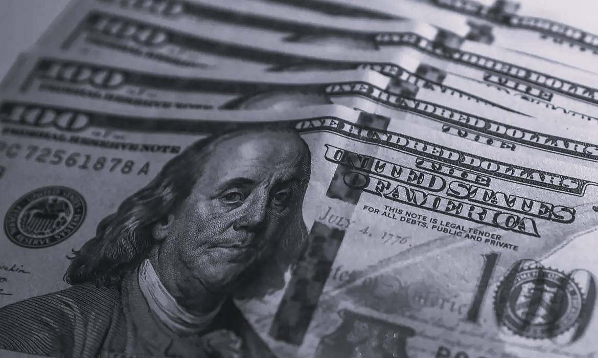 Decisão do Copom reduz dólar e fortalece a moeda brasileira