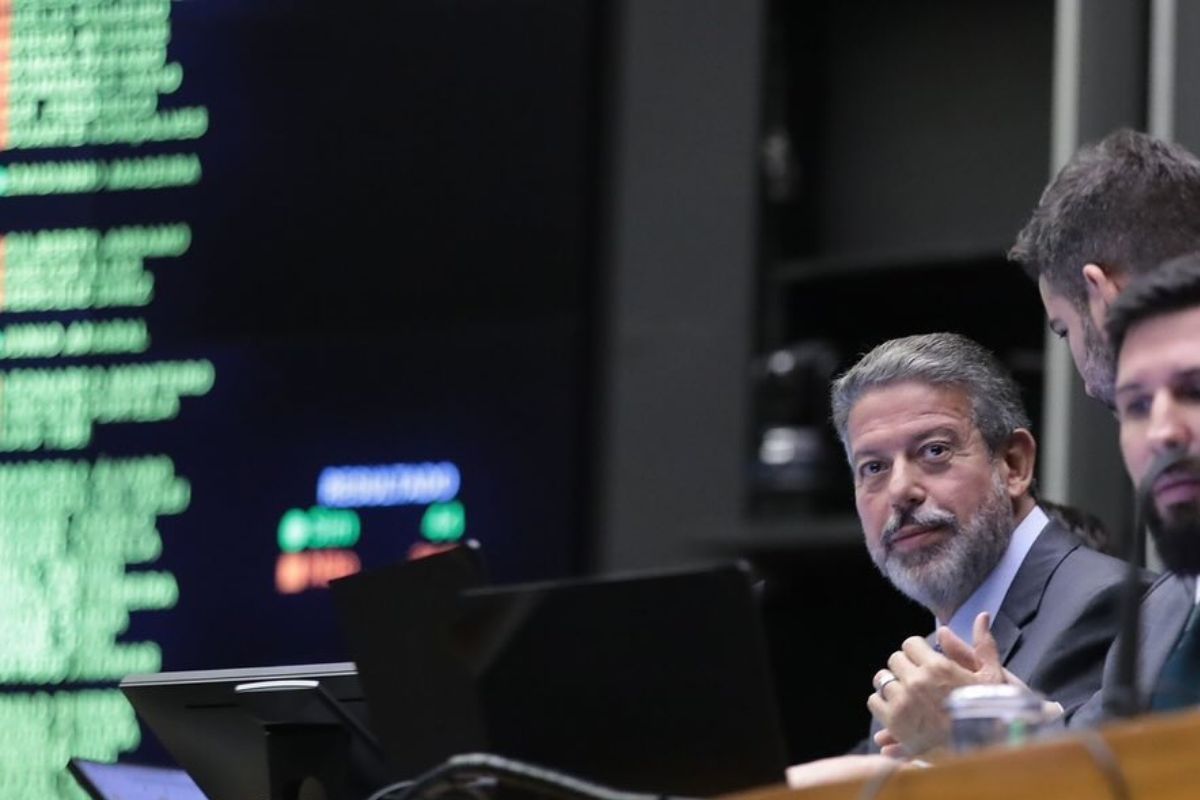 Taxa das Blusinhas: Relator retira trecho e Lira cobra cumprimento de acordos