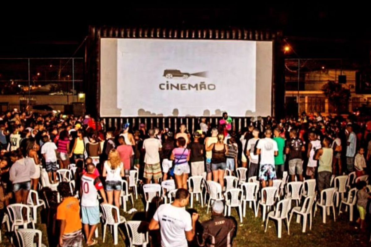 Projeto de cinema móvel leva animações gratuitas a Paraty
