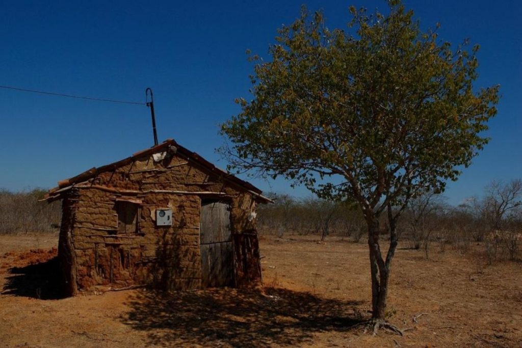 Brasil registra 1,5 milhão de pessoas em moradias precárias feitas de barro