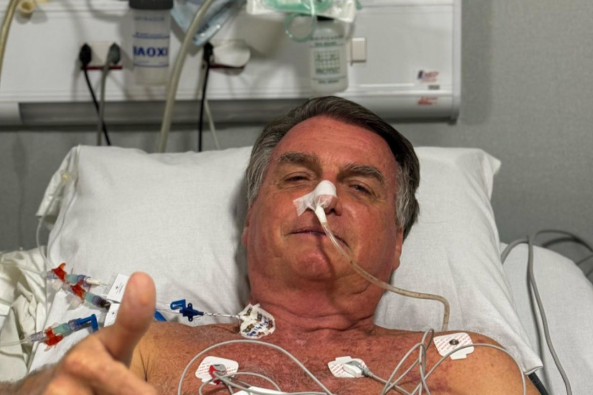 Após 12 horas na sala de cirurgia, Bolsonaro entra em fase de recuperação lenta