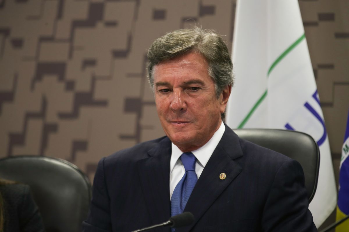 Collor tenta prisão domiciliar, mas vai direto para cela individual