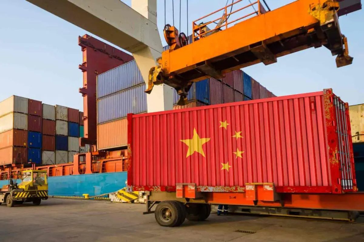 Exportadores chineses correm contra o tempo antes de nova ofensiva tarifária