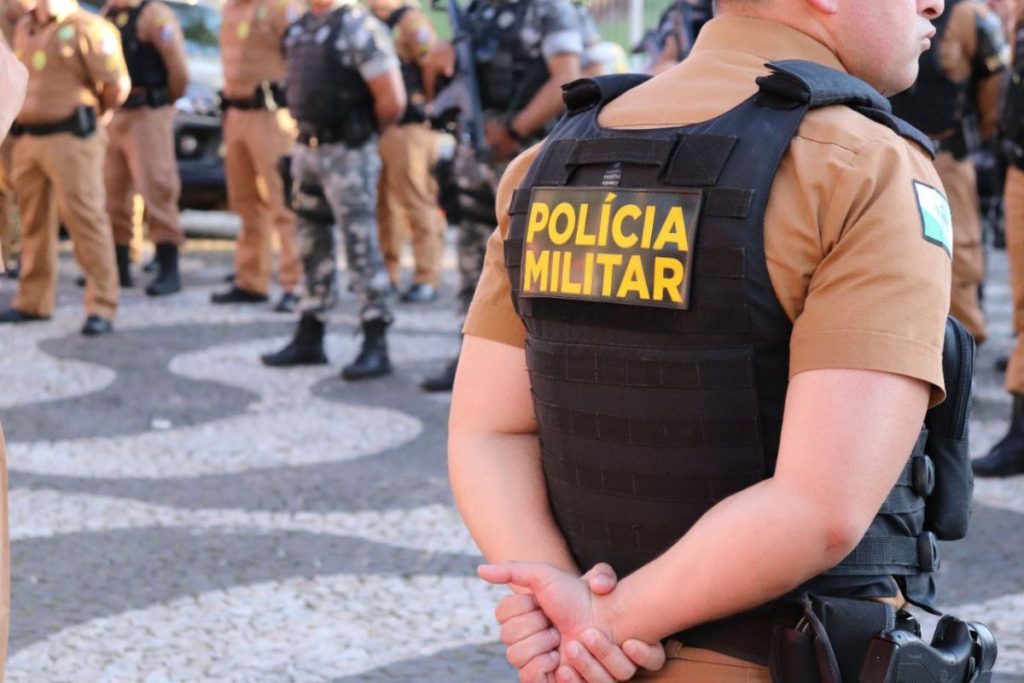 PM improvisa segurança com coletes fora de padrão enquanto espera novo lote