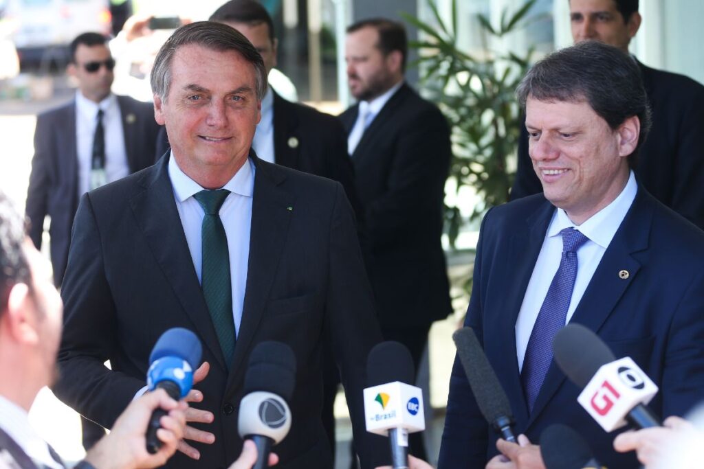 Bolsonaro confirma candidatura à Presidência e apoio à reeleição de Tarcísio