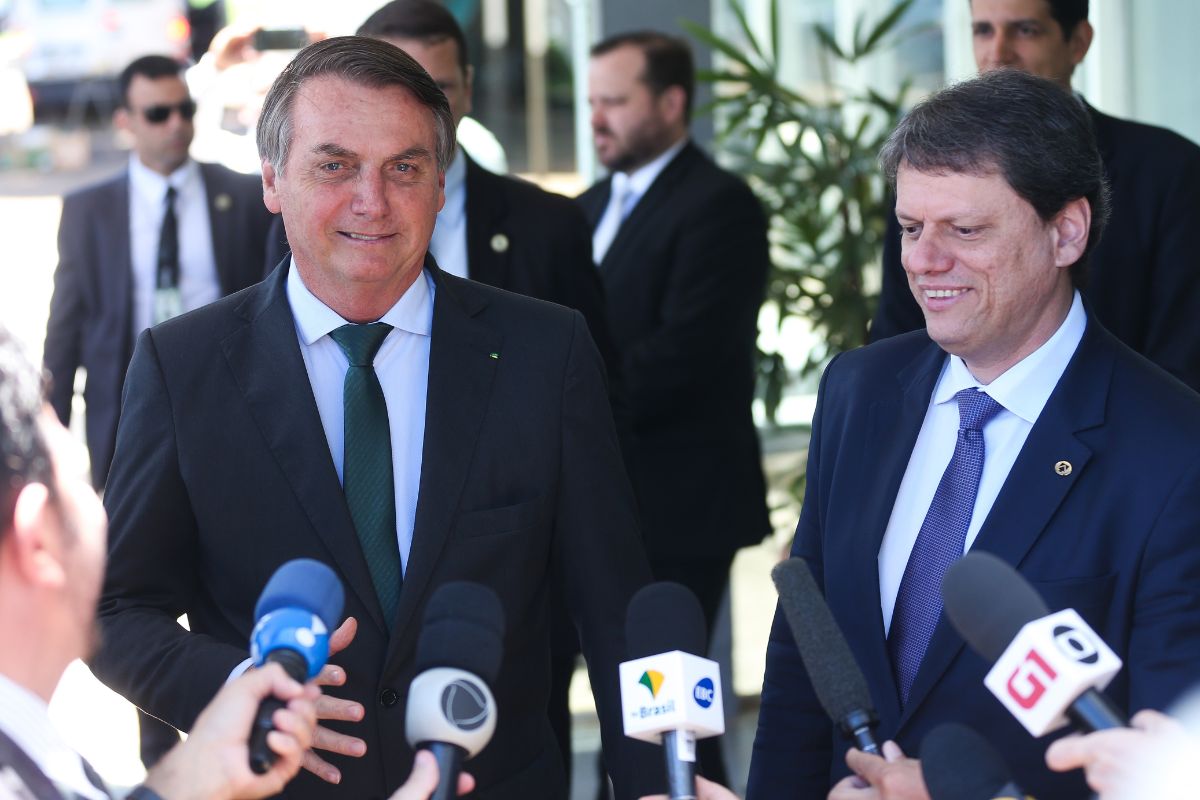 Bolsonaro confirma candidatura à Presidência e apoio à reeleição de Tarcísio