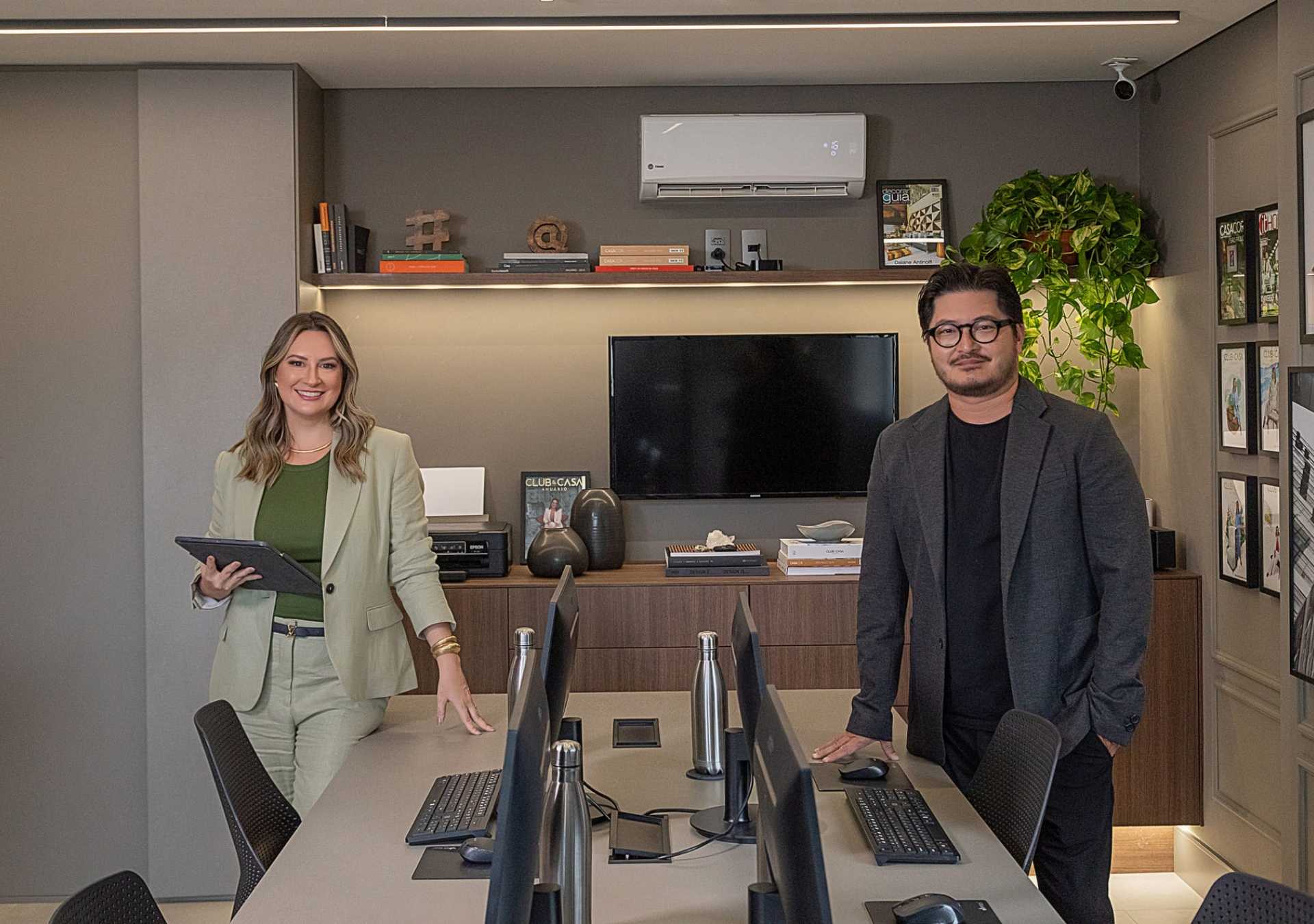 Com foco na personalização e no bem-estar, o escritório transforma ambientes por meio de soluções criativas, técnicas e funcionais.