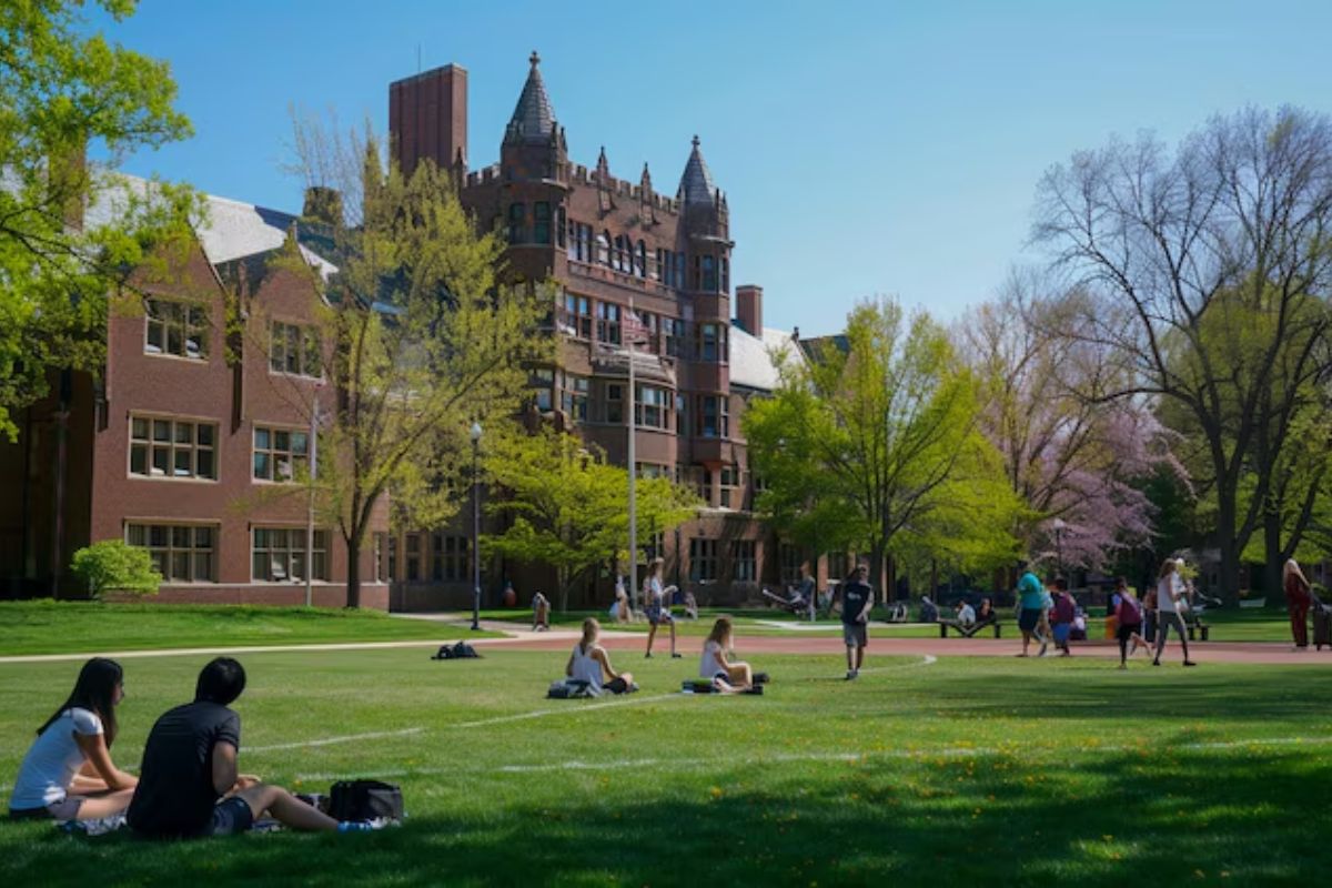 Juíza impede medida de Trump que afetaria alunos estrangeiros em Harvard