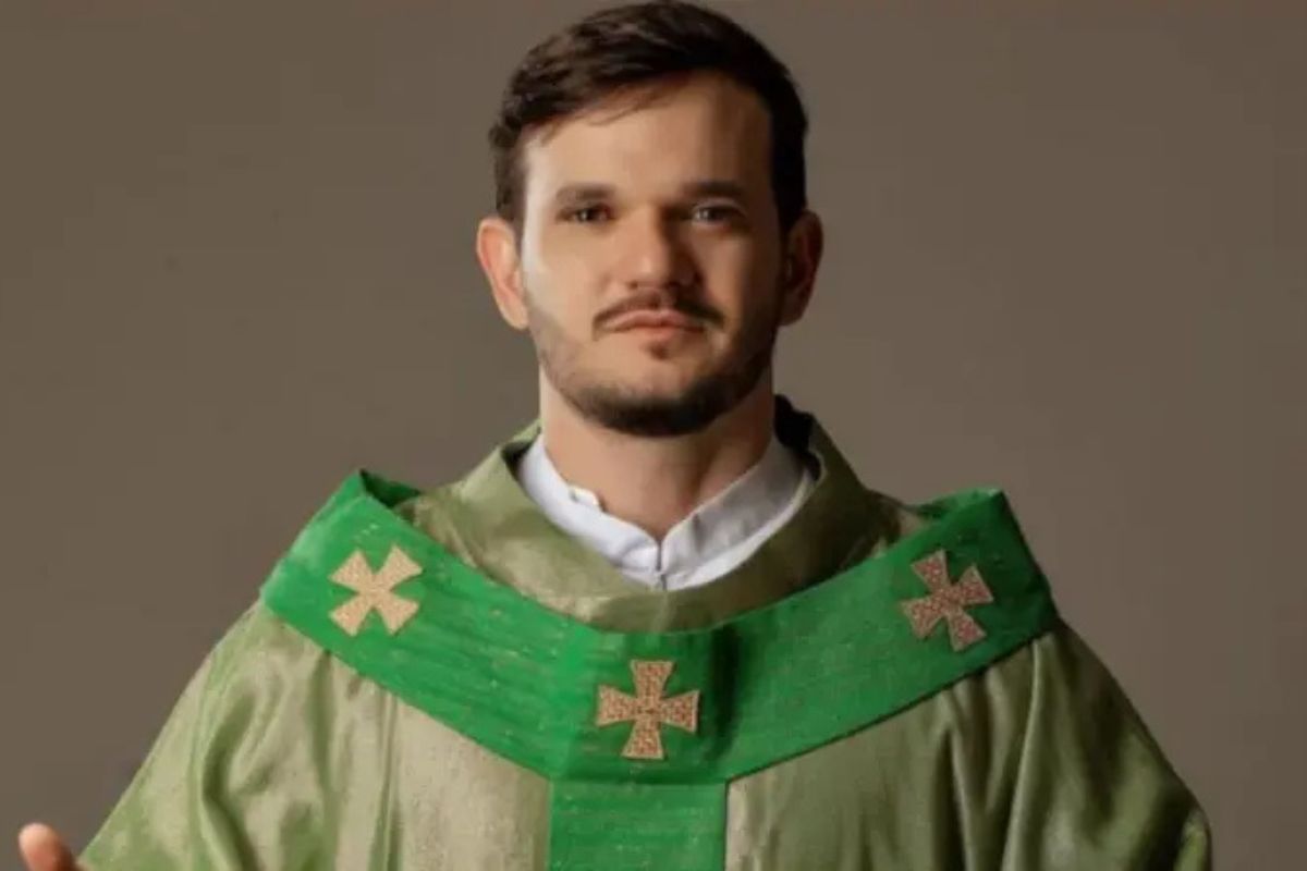 O padre Patrick Fernandes, também reconhecido como influenciador digital, comparecerá nesta quarta-feira (21) à Comissão Parlamentar de Inquérito (CPI) das Apostas no Senado. Com uma impressionante base de mais de 7 milhões de seguidores nas redes sociais, o religioso chamou a atenção da comissão após publicar um vídeo manifestando seu interesse em contribuir com o processo. A CPI investiga a influência das casas de apostas online sobre o orçamento das famílias brasileiras. O convite para que o padre prestasse depoimento foi formalizado em resposta ao seu apelo nas redes sociais. Em declarações anteriores, ele mencionou ter recebido propostas para promover algumas plataformas de apostas, as quais prontamente rejeitou. Além disso, o padre relatou que sua igreja tem sido um espaço onde muitas famílias buscam apoio devido ao vício em apostas. Esse contexto destaca a necessidade de abordar as questões morais e sociais envolvidas. A relevância do depoimento Segundo o presidente da comissão, ouvir vozes públicas é crucial para compreender a percepção da sociedade acerca das apostas esportivas. A presença do padre Patrick Fernandes na CPI oferece uma perspectiva distinta em relação às audiências anteriores, que se concentraram em influenciadores que promovem diretamente as empresas de apostas. A CPI das Apostas começou seus trabalhos em novembro do ano passado, com a missão de investigar possíveis vínculos entre o setor de apostas e atividades ilícitas ou organizações criminosas. O funcionamento da comissão pode se estender por até 130 dias, caso não haja solicitações para prorrogações, com um limite orçamentário estipulado em R$ 110 mil. Assim, os trabalhos devem se encerrar em 14 de junho. Entretanto, segundo informações da analista da CNN, Jussara Soares, a extensão dos trabalhos da comissão é considerada improvável. Além do padre, outros influenciadores como Virginia Fonseca e Rico Melquíades foram convocados ou convidados a depor. O senador Dr. Hiran (PP-RR), presidente da comissão, será responsável por definir o cronograma das atividades. Até o presente momento, não foram anunciadas datas para as próximas oitivas.