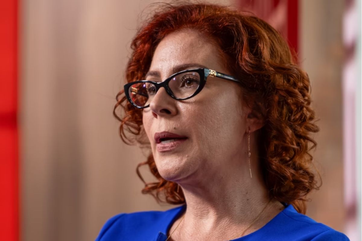 Salário de Carla Zambelli é bloqueado após decisão de Moraes