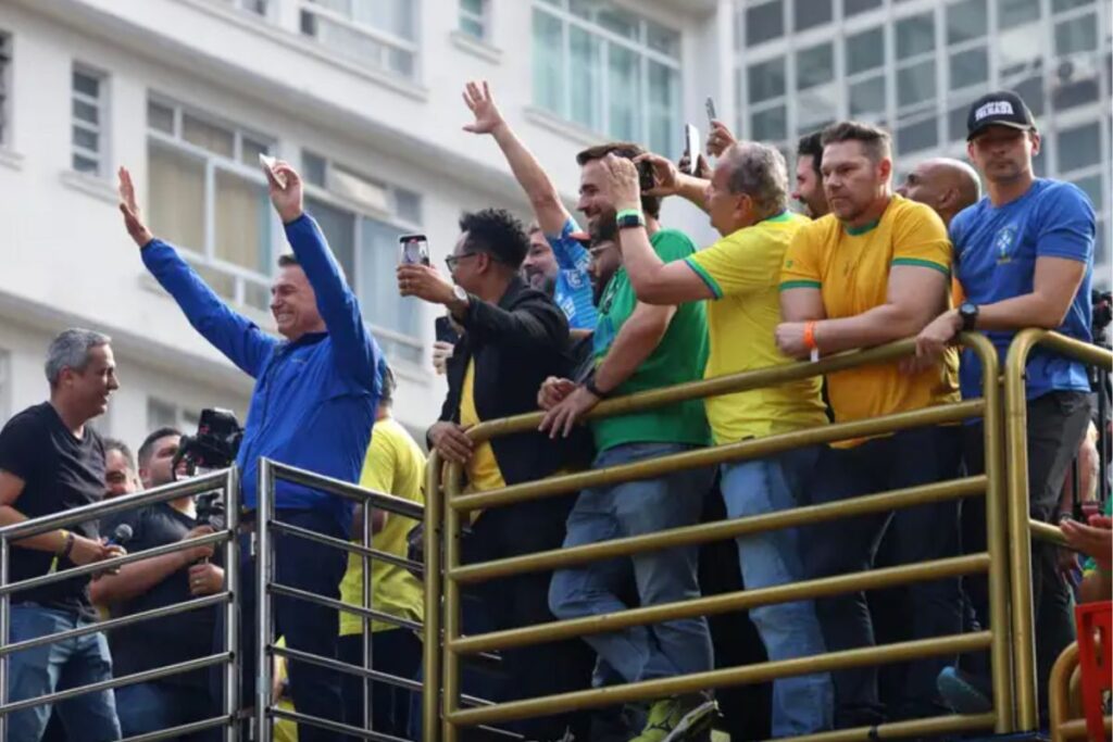 Jair Bolsonaro durante ato na Avenida Paulista, antes de anunciar pausa para repouso